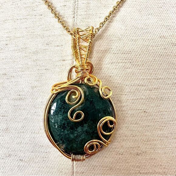 Moss agate gold tone pendant necklace - Picture 1 of 10